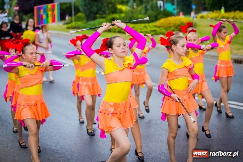 Zdjęcie w galerii na portalu naszraciborz.pl: Ukraińskie werble nie przestraszyły burzy. Parada folkloru przegrała z deszczem FOTO i WIDEO wiadomości z regionu