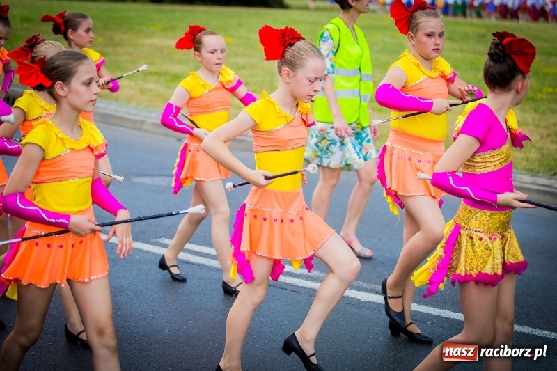 Zdjęcie w galerii na portalu naszraciborz.pl: Ukraińskie werble nie przestraszyły burzy. Parada folkloru przegrała z deszczem FOTO i WIDEO wiadomości z regionu