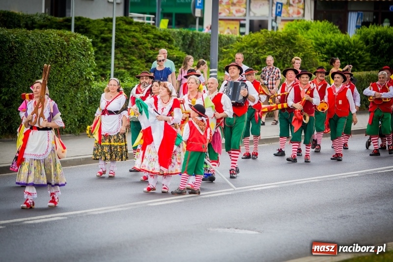 Zdjęcie w galerii na portalu naszraciborz.pl: Ukraińskie werble nie przestraszyły burzy. Parada folkloru przegrała z deszczem FOTO i WIDEO wiadomości z regionu