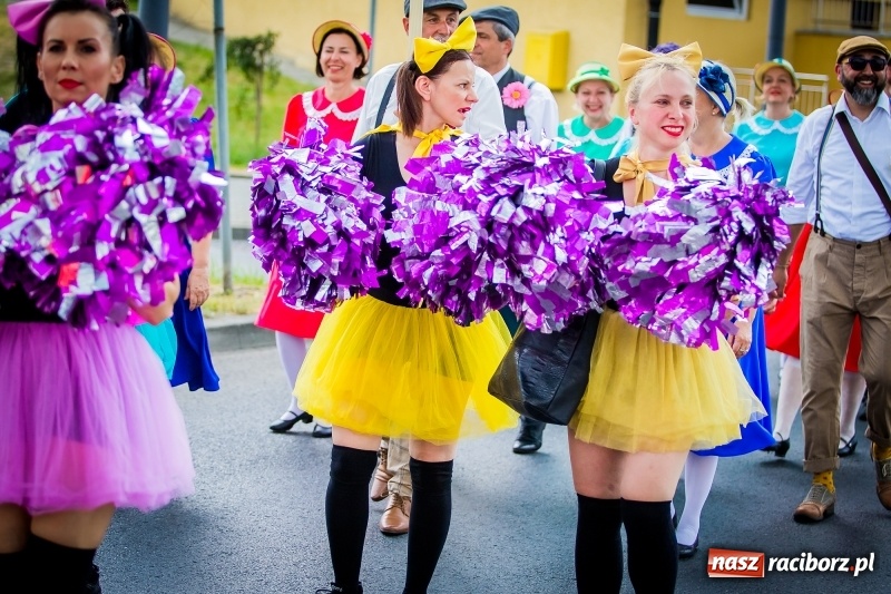 Zdjęcie w galerii na portalu naszraciborz.pl: Ukraińskie werble nie przestraszyły burzy. Parada folkloru przegrała z deszczem FOTO i WIDEO wiadomości z regionu