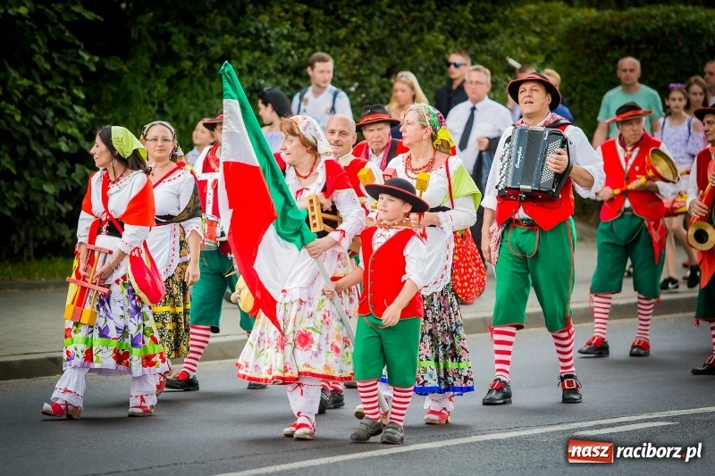 Zdjęcie w galerii na portalu naszraciborz.pl: Ukraińskie werble nie przestraszyły burzy. Parada folkloru przegrała z deszczem FOTO i WIDEO wiadomości z regionu