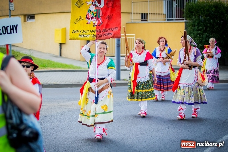 Zdjęcie w galerii na portalu naszraciborz.pl: Ukraińskie werble nie przestraszyły burzy. Parada folkloru przegrała z deszczem FOTO i WIDEO wiadomości z regionu