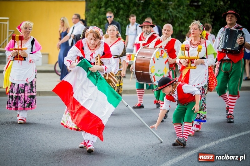 Zdjęcie w galerii na portalu naszraciborz.pl: Ukraińskie werble nie przestraszyły burzy. Parada folkloru przegrała z deszczem FOTO i WIDEO wiadomości z regionu