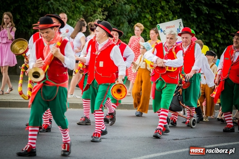 Zdjęcie w galerii na portalu naszraciborz.pl: Ukraińskie werble nie przestraszyły burzy. Parada folkloru przegrała z deszczem FOTO i WIDEO wiadomości z regionu
