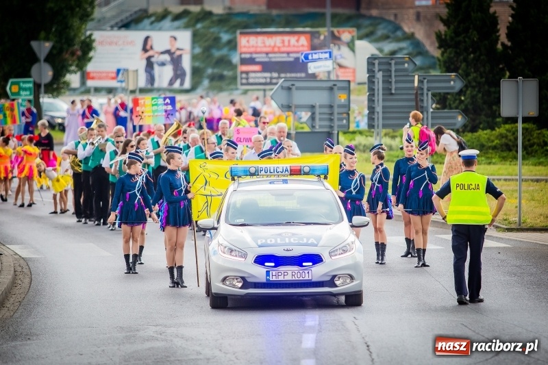 Zdjęcie w galerii na portalu naszraciborz.pl: Ukraińskie werble nie przestraszyły burzy. Parada folkloru przegrała z deszczem FOTO i WIDEO wiadomości z regionu