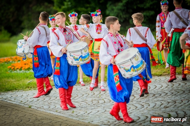Zdjęcie w galerii na portalu naszraciborz.pl: Ukraińskie werble nie przestraszyły burzy. Parada folkloru przegrała z deszczem FOTO i WIDEO wiadomości z regionu