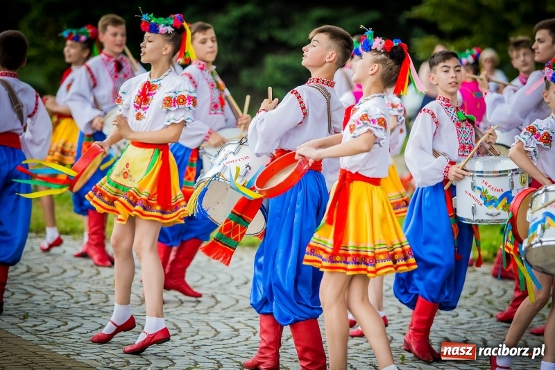 Zdjęcie w galerii na portalu naszraciborz.pl: Ukraińskie werble nie przestraszyły burzy. Parada folkloru przegrała z deszczem FOTO i WIDEO wiadomości z regionu