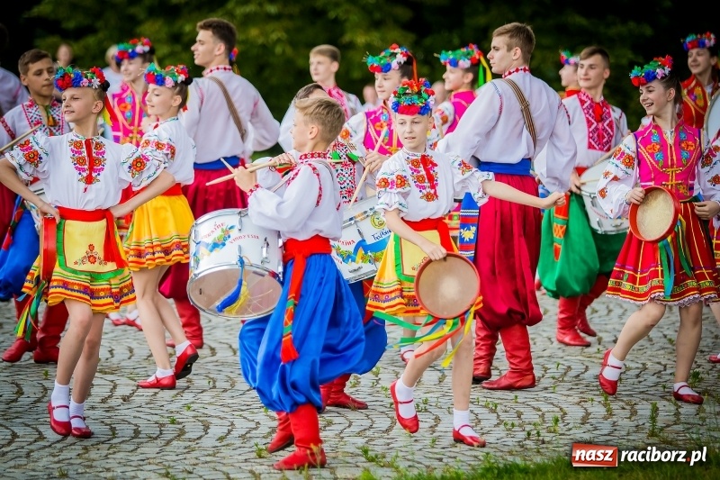Zdjęcie w galerii na portalu naszraciborz.pl: Ukraińskie werble nie przestraszyły burzy. Parada folkloru przegrała z deszczem FOTO i WIDEO wiadomości z regionu