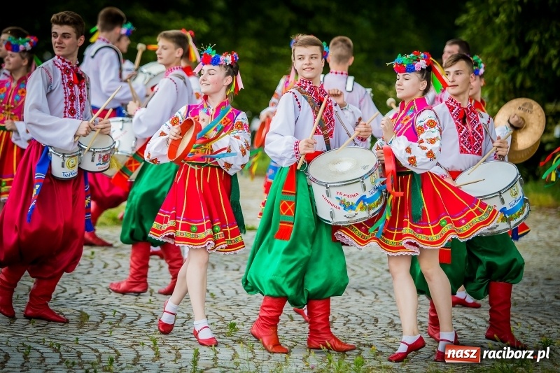 Zdjęcie w galerii na portalu naszraciborz.pl: Ukraińskie werble nie przestraszyły burzy. Parada folkloru przegrała z deszczem FOTO i WIDEO wiadomości z regionu
