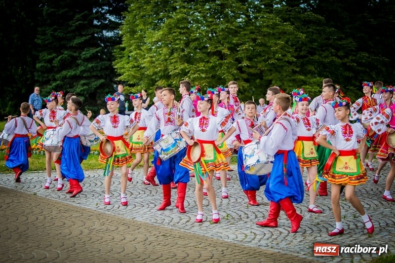 Zdjęcie w galerii na portalu naszraciborz.pl: Ukraińskie werble nie przestraszyły burzy. Parada folkloru przegrała z deszczem FOTO i WIDEO wiadomości z regionu