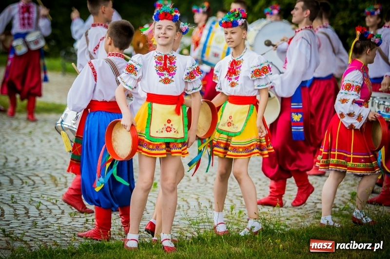 Zdjęcie w galerii na portalu naszraciborz.pl: Ukraińskie werble nie przestraszyły burzy. Parada folkloru przegrała z deszczem FOTO i WIDEO wiadomości z regionu