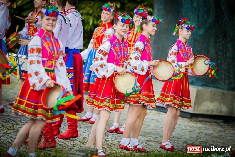 Zdjęcie w galerii na portalu naszraciborz.pl: Ukraińskie werble nie przestraszyły burzy. Parada folkloru przegrała z deszczem FOTO i WIDEO wiadomości z regionu