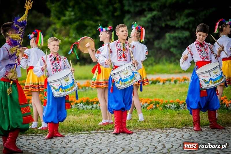 Zdjęcie w galerii na portalu naszraciborz.pl: Ukraińskie werble nie przestraszyły burzy. Parada folkloru przegrała z deszczem FOTO i WIDEO wiadomości z regionu