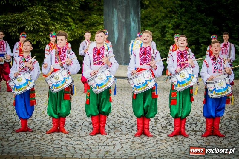 Zdjęcie w galerii na portalu naszraciborz.pl: Ukraińskie werble nie przestraszyły burzy. Parada folkloru przegrała z deszczem FOTO i WIDEO wiadomości z regionu