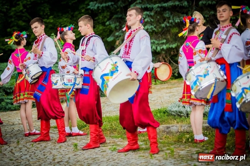 Zdjęcie w galerii na portalu naszraciborz.pl: Ukraińskie werble nie przestraszyły burzy. Parada folkloru przegrała z deszczem FOTO i WIDEO wiadomości z regionu