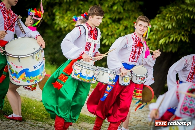 Zdjęcie w galerii na portalu naszraciborz.pl: Ukraińskie werble nie przestraszyły burzy. Parada folkloru przegrała z deszczem FOTO i WIDEO wiadomości z regionu