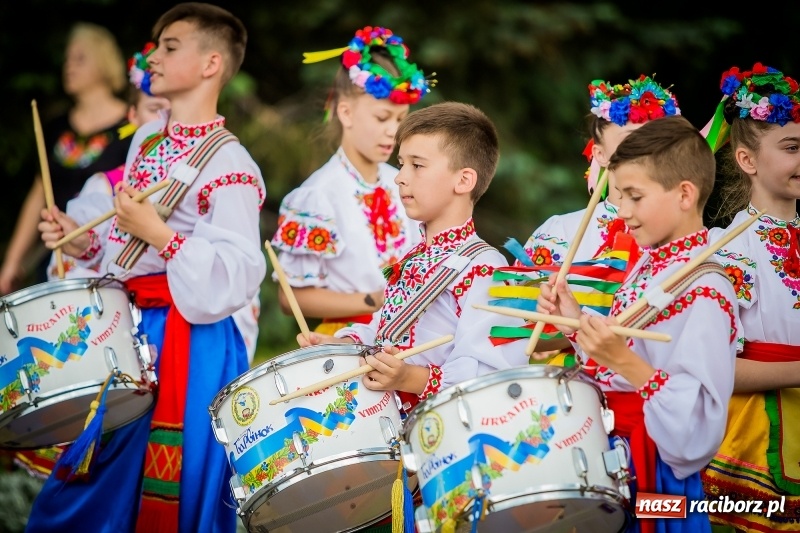 Zdjęcie w galerii na portalu naszraciborz.pl: Ukraińskie werble nie przestraszyły burzy. Parada folkloru przegrała z deszczem FOTO i WIDEO wiadomości z regionu
