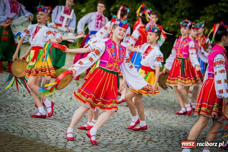 Zdjęcie w galerii na portalu naszraciborz.pl: Ukraińskie werble nie przestraszyły burzy. Parada folkloru przegrała z deszczem FOTO i WIDEO wiadomości z regionu