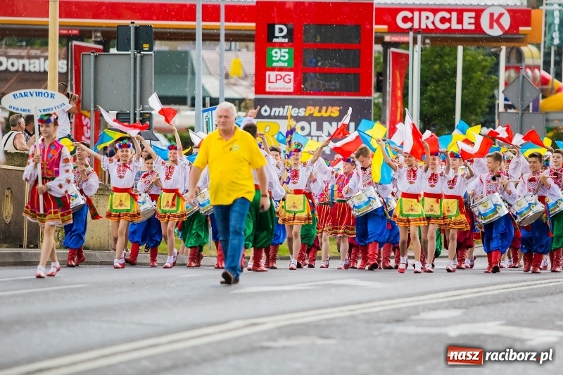 Zdjęcie w galerii na portalu naszraciborz.pl: Ukraińskie werble nie przestraszyły burzy. Parada folkloru przegrała z deszczem FOTO i WIDEO wiadomości z regionu