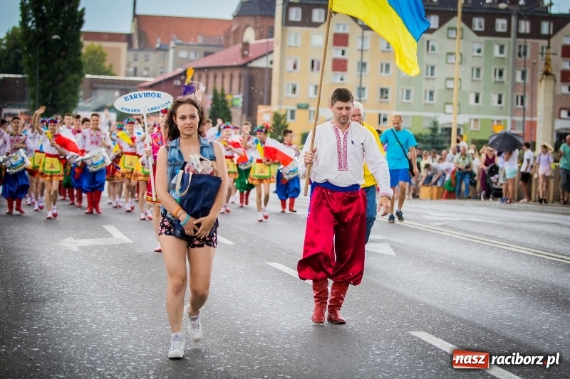 Zdjęcie w galerii na portalu naszraciborz.pl: Ukraińskie werble nie przestraszyły burzy. Parada folkloru przegrała z deszczem FOTO i WIDEO wiadomości z regionu