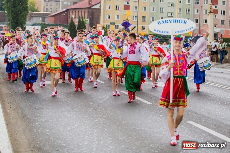 Zdjęcie w galerii na portalu naszraciborz.pl: Ukraińskie werble nie przestraszyły burzy. Parada folkloru przegrała z deszczem FOTO i WIDEO wiadomości z regionu