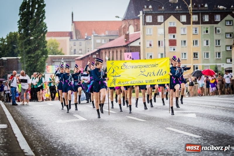 Zdjęcie w galerii na portalu naszraciborz.pl: Ukraińskie werble nie przestraszyły burzy. Parada folkloru przegrała z deszczem FOTO i WIDEO wiadomości z regionu