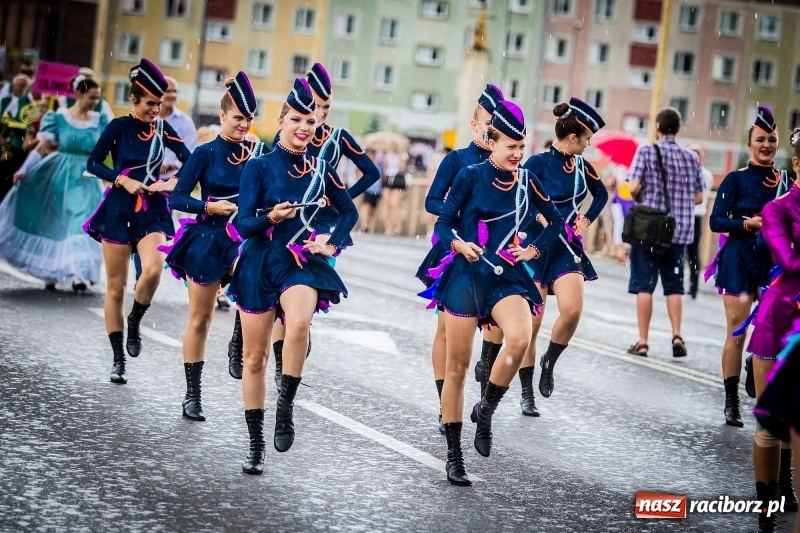Zdjęcie w galerii na portalu naszraciborz.pl: Ukraińskie werble nie przestraszyły burzy. Parada folkloru przegrała z deszczem FOTO i WIDEO wiadomości z regionu