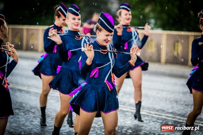Zdjęcie w galerii na portalu naszraciborz.pl: Ukraińskie werble nie przestraszyły burzy. Parada folkloru przegrała z deszczem FOTO i WIDEO wiadomości z regionu