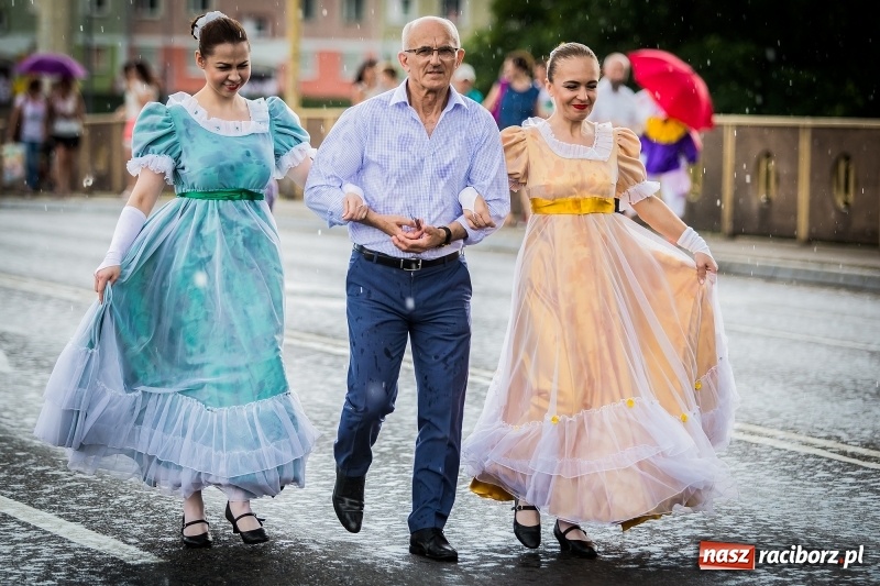 Zdjęcie w galerii na portalu naszraciborz.pl: Ukraińskie werble nie przestraszyły burzy. Parada folkloru przegrała z deszczem FOTO i WIDEO wiadomości z regionu