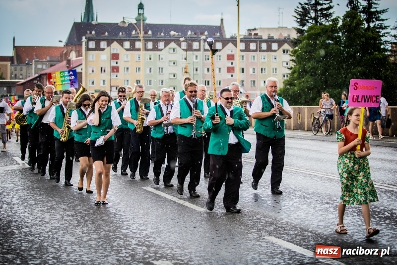 Zdjęcie w galerii na portalu naszraciborz.pl: Ukraińskie werble nie przestraszyły burzy. Parada folkloru przegrała z deszczem FOTO i WIDEO wiadomości z regionu