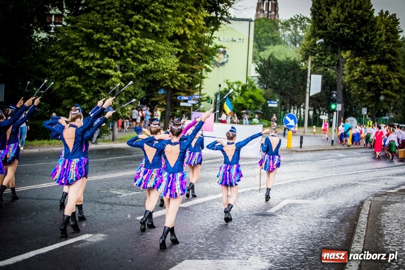 Zdjęcie w galerii na portalu naszraciborz.pl: Ukraińskie werble nie przestraszyły burzy. Parada folkloru przegrała z deszczem FOTO i WIDEO wiadomości z regionu