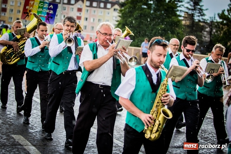 Zdjęcie w galerii na portalu naszraciborz.pl: Ukraińskie werble nie przestraszyły burzy. Parada folkloru przegrała z deszczem FOTO i WIDEO wiadomości z regionu