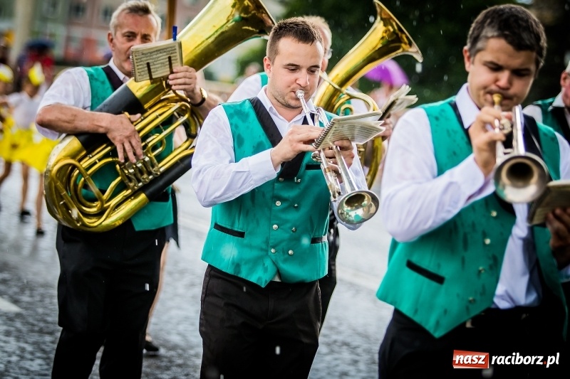 Zdjęcie w galerii na portalu naszraciborz.pl: Ukraińskie werble nie przestraszyły burzy. Parada folkloru przegrała z deszczem FOTO i WIDEO wiadomości z regionu