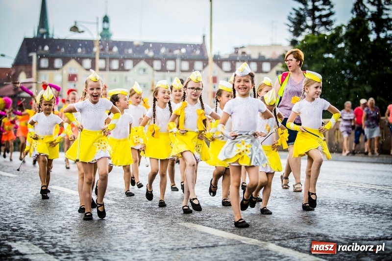 Zdjęcie w galerii na portalu naszraciborz.pl: Ukraińskie werble nie przestraszyły burzy. Parada folkloru przegrała z deszczem FOTO i WIDEO wiadomości z regionu