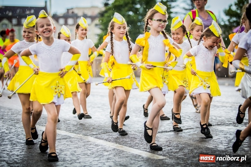 Zdjęcie w galerii na portalu naszraciborz.pl: Ukraińskie werble nie przestraszyły burzy. Parada folkloru przegrała z deszczem FOTO i WIDEO wiadomości z regionu