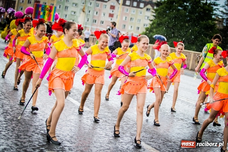 Zdjęcie w galerii na portalu naszraciborz.pl: Ukraińskie werble nie przestraszyły burzy. Parada folkloru przegrała z deszczem FOTO i WIDEO wiadomości z regionu
