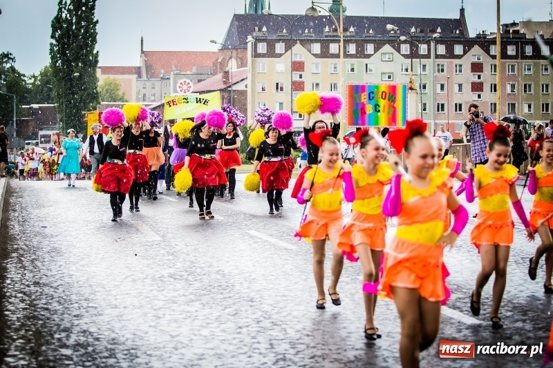 Zdjęcie w galerii na portalu naszraciborz.pl: Ukraińskie werble nie przestraszyły burzy. Parada folkloru przegrała z deszczem FOTO i WIDEO wiadomości z regionu