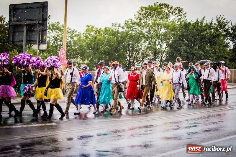 Zdjęcie w galerii na portalu naszraciborz.pl: Ukraińskie werble nie przestraszyły burzy. Parada folkloru przegrała z deszczem FOTO i WIDEO wiadomości z regionu