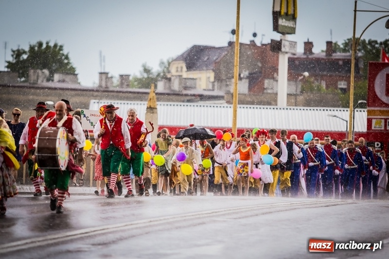 Zdjęcie w galerii na portalu naszraciborz.pl: Ukraińskie werble nie przestraszyły burzy. Parada folkloru przegrała z deszczem FOTO i WIDEO wiadomości z regionu