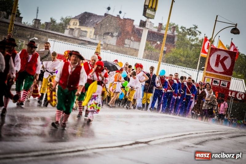 Zdjęcie w galerii na portalu naszraciborz.pl: Ukraińskie werble nie przestraszyły burzy. Parada folkloru przegrała z deszczem FOTO i WIDEO wiadomości z regionu