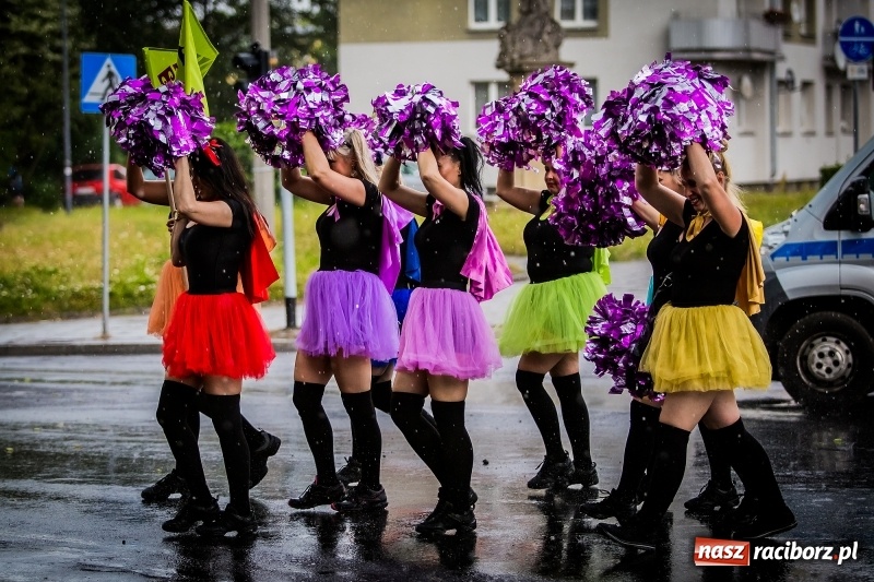 Zdjęcie w galerii na portalu naszraciborz.pl: Ukraińskie werble nie przestraszyły burzy. Parada folkloru przegrała z deszczem FOTO i WIDEO wiadomości z regionu