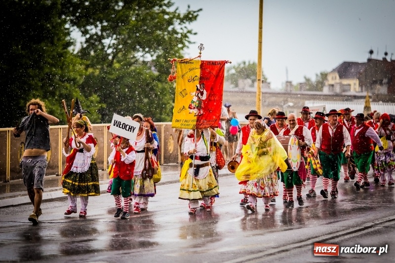 Zdjęcie w galerii na portalu naszraciborz.pl: Ukraińskie werble nie przestraszyły burzy. Parada folkloru przegrała z deszczem FOTO i WIDEO wiadomości z regionu