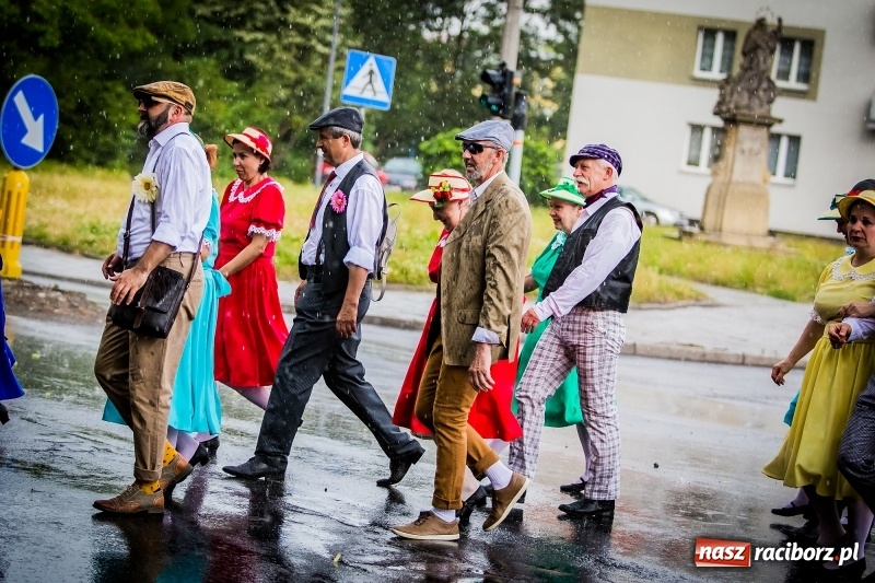 Zdjęcie w galerii na portalu naszraciborz.pl: Ukraińskie werble nie przestraszyły burzy. Parada folkloru przegrała z deszczem FOTO i WIDEO wiadomości z regionu