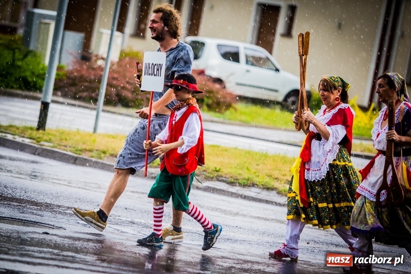 Zdjęcie w galerii na portalu naszraciborz.pl: Ukraińskie werble nie przestraszyły burzy. Parada folkloru przegrała z deszczem FOTO i WIDEO wiadomości z regionu