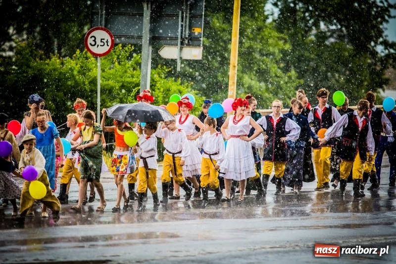Zdjęcie w galerii na portalu naszraciborz.pl: Ukraińskie werble nie przestraszyły burzy. Parada folkloru przegrała z deszczem FOTO i WIDEO wiadomości z regionu