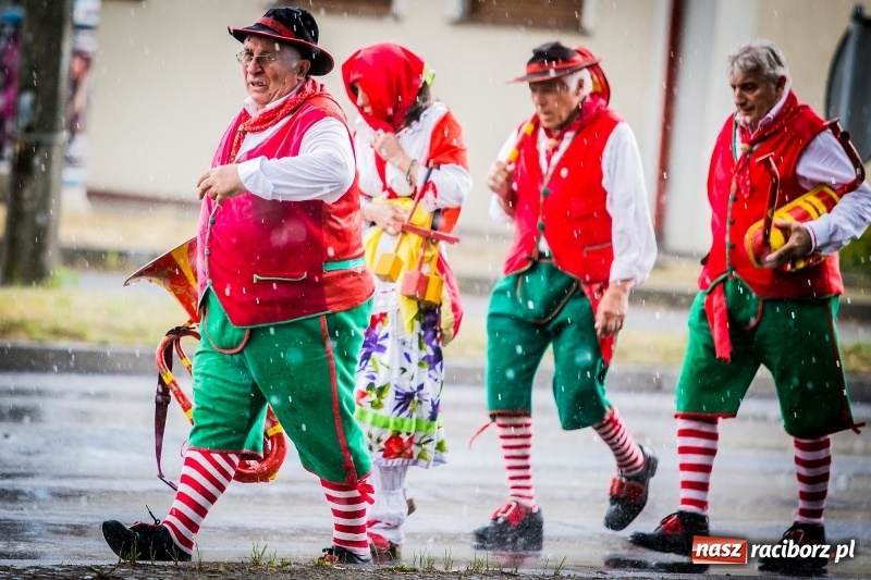 Zdjęcie w galerii na portalu naszraciborz.pl: Ukraińskie werble nie przestraszyły burzy. Parada folkloru przegrała z deszczem FOTO i WIDEO wiadomości z regionu