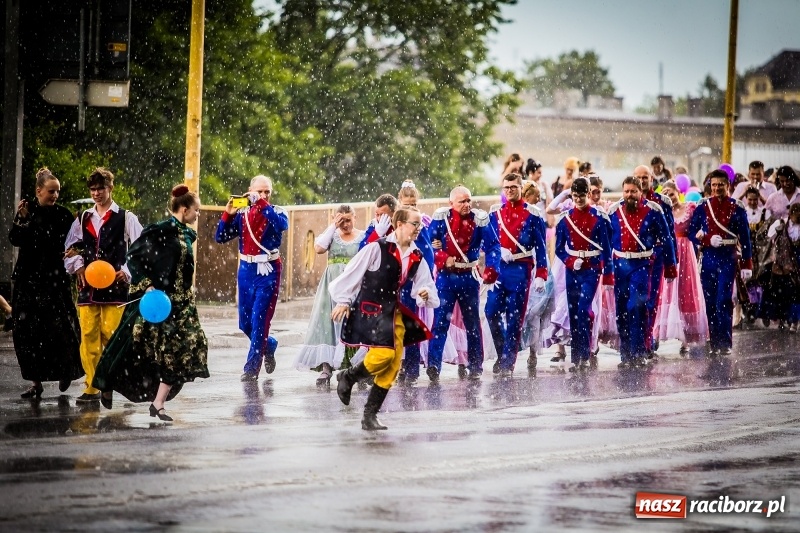 Zdjęcie w galerii na portalu naszraciborz.pl: Ukraińskie werble nie przestraszyły burzy. Parada folkloru przegrała z deszczem FOTO i WIDEO wiadomości z regionu