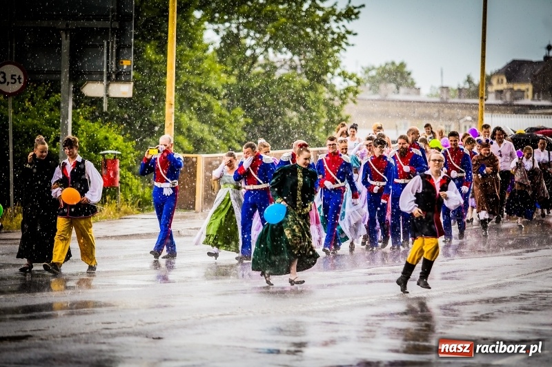 Zdjęcie w galerii na portalu naszraciborz.pl: Ukraińskie werble nie przestraszyły burzy. Parada folkloru przegrała z deszczem FOTO i WIDEO wiadomości z regionu