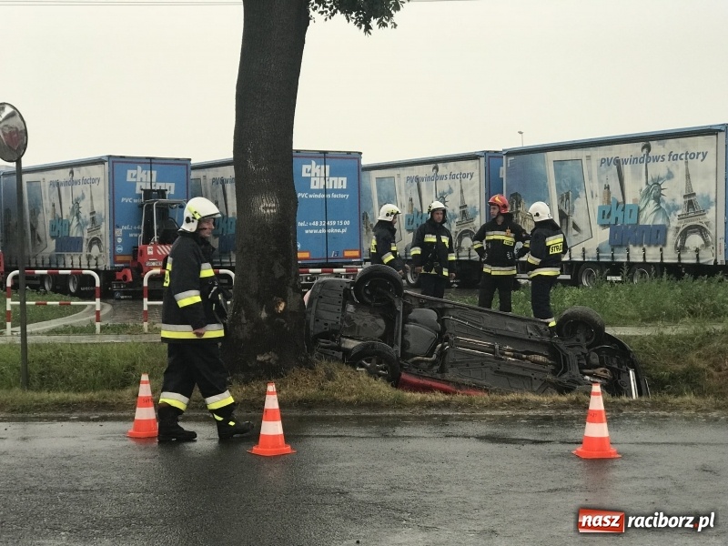 Zdjęcie w galerii na portalu naszraciborz.pl: Dachowanie volkswagena polo w Kornicach. Jest właściciel, nie ma kierowcy  wiadomości z regionu
