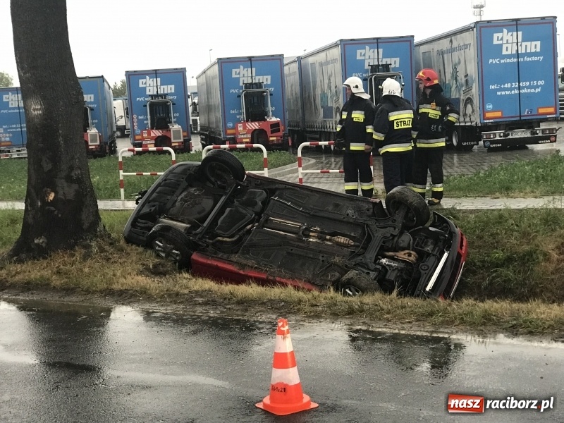 Zdjęcie w galerii na portalu naszraciborz.pl: Dachowanie volkswagena polo w Kornicach. Jest właściciel, nie ma kierowcy  wiadomości z regionu